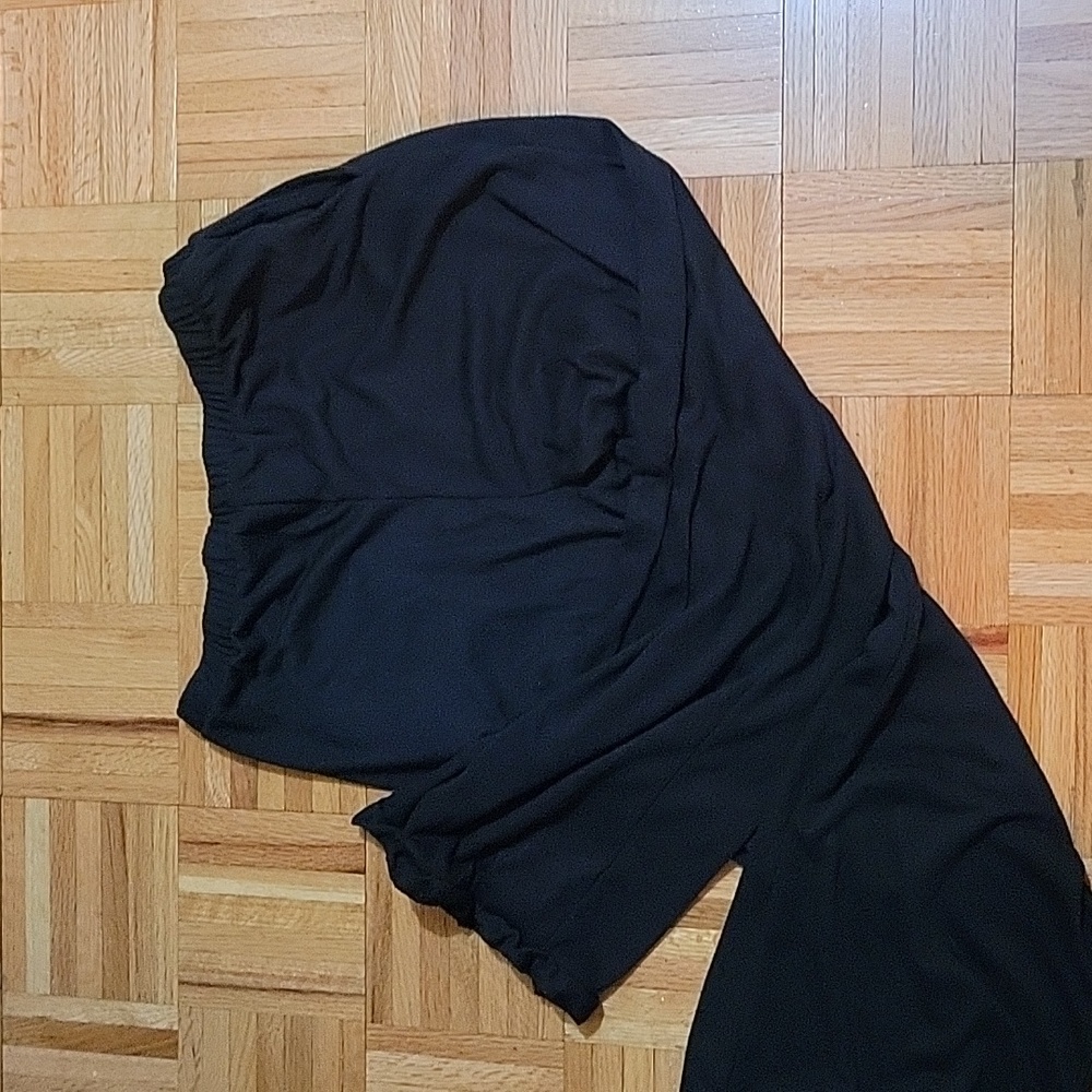 Sweatpants with ruffle bottom.